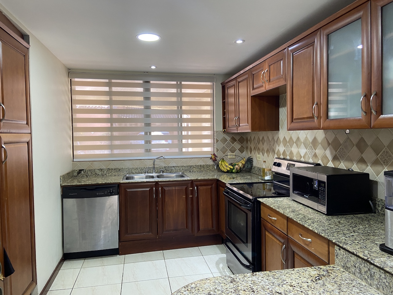 House for Sale in Condo in Santa Ana for Investment — photo 3 of 10