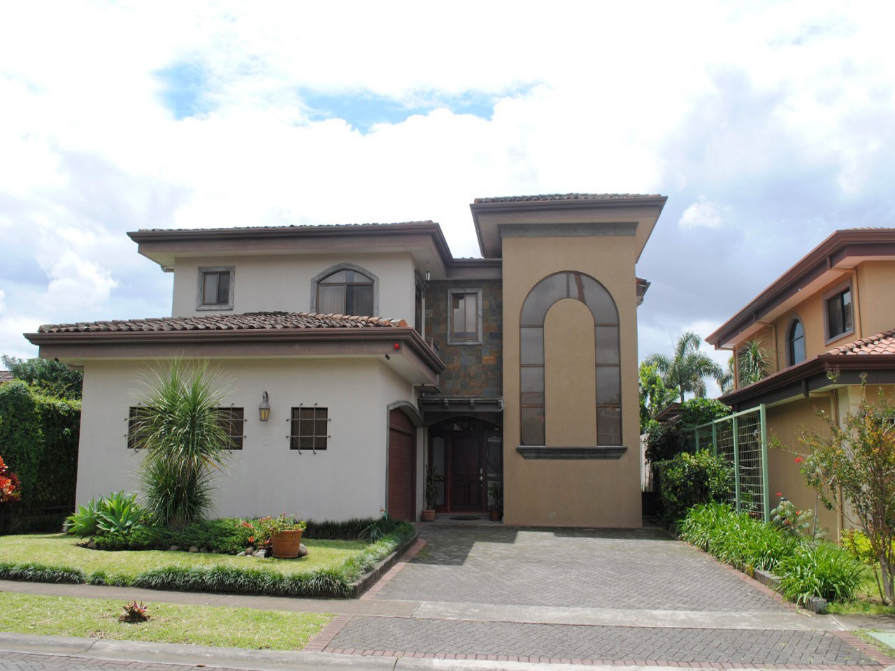 Sale of Large House in Condominium - Santo Domingo, Heredia, Santo Domingo, Costa Rica
